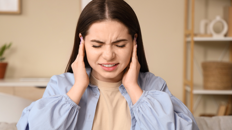 Không nên tiếp tục ngoáy khi xuất hiện ù tai hoặc nghe kém