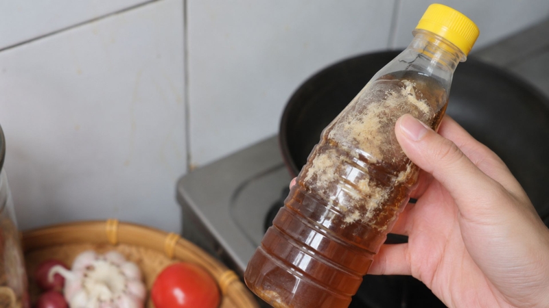 Nếu có cặn đục, cặn bông, váng nổi hoặc mốc, cần ngừng sử dụng