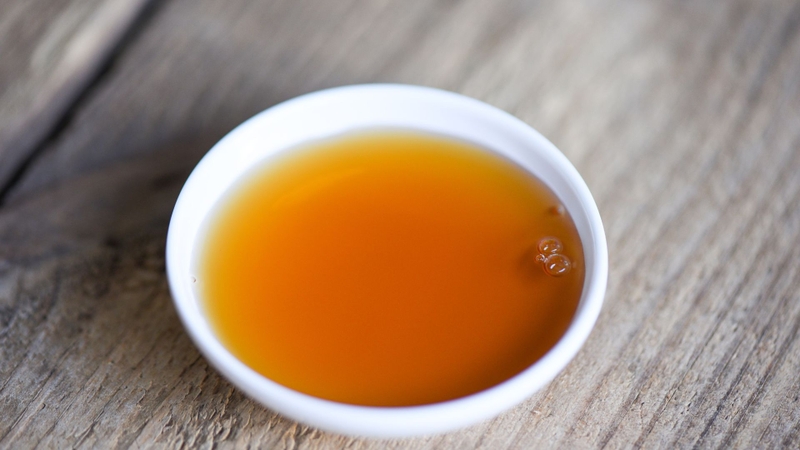 Nước mắm ngon thường có màu nâu vàng hoặc nâu cánh gián