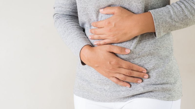 Cảm giác đầy bụng là một trong 4 dấu hiệu sau bữa ăn cảnh báo gan nhiễm mỡ