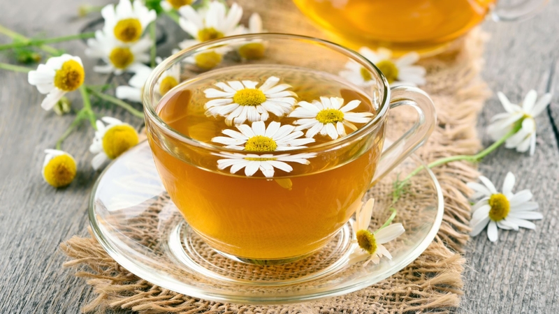 Một tách trà thảo mộc ấm sau bữa tối là lựa chọn phù hợp để hỗ trợ hệ tiêu hóa và thư giãn tinh thần