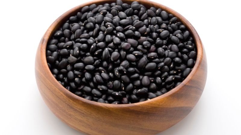 Đậu đen là thực phẩm giàu protein thực vật, chất xơ hòa tan, anthocyanin và nhiều khoáng chất vi lượng có lợi
