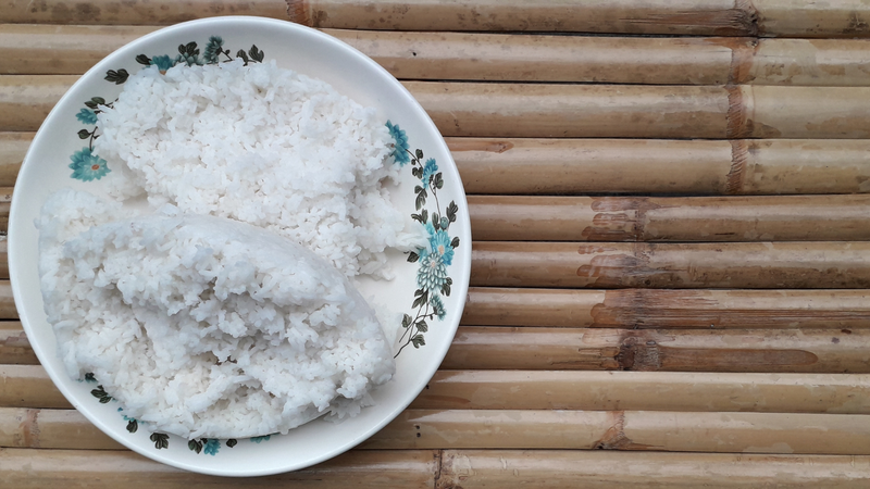 Cơm nguội bảo quản quá lâu có thể tăng nguy cơ nhiễm khuẩn