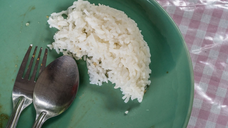 Cơm chín để ngoài nhiệt độ phòng nhiều giờ có thể làm tăng nguy cơ ngộ độc