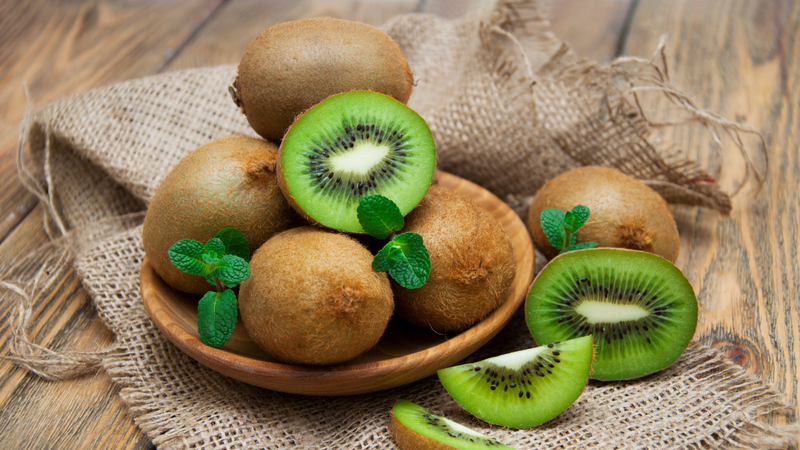 Kiwi là loại trái cây tốt cho hệ tiêu hóa nhờ chứa cả chất xơ hòa tan và chất xơ không hòa tan