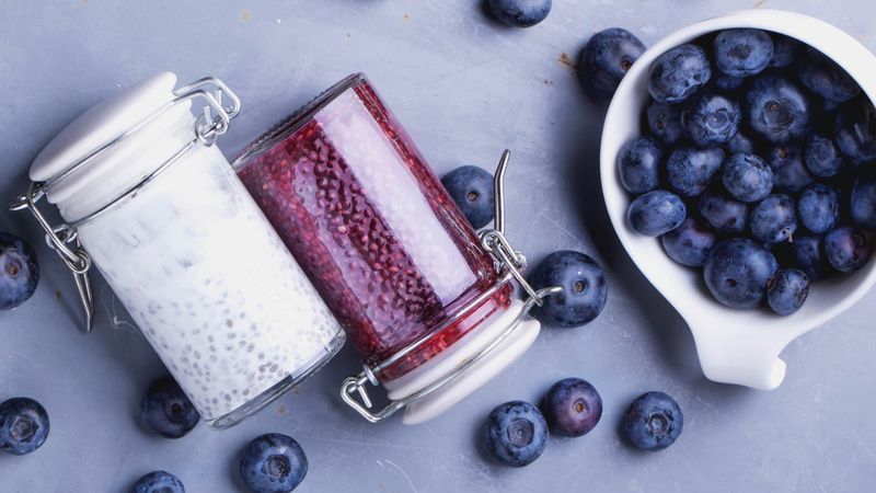 Enzyme tự nhiên trong trái cây và chất xơ từ hạt chia có thể giúp kích thích hoạt động của đường ruột