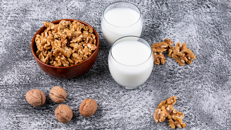 Sữa ấm với quả óc chó là lựa chọn đơn giản, phù hợp khi không muốn ăn món cầu kỳ vào buổi tối