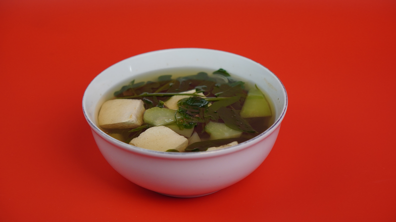 Một bát canh ấm từ đậu hũ và cải bó xôi này là lựa chọn thanh đạm cho buổi tối
