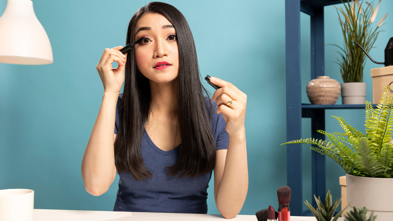 Sử dụng mascara chống nước để không bị lem khi đi biển