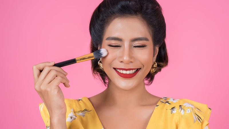 Má hồng dạng kem là sản phẩm phổ biến khi bạn đi biển