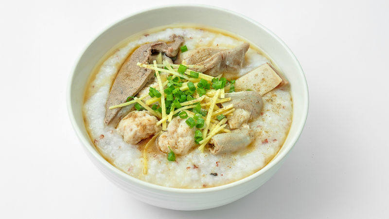 Thêm một vài lát gừng tươi vào món cháo giúp làm ấm bụng