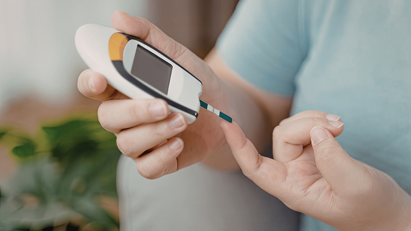 Tỏi chứa các hợp chất giúp giảm cholesterol xấu, triglyceride và hỗ trợ kiểm soát đường huyết