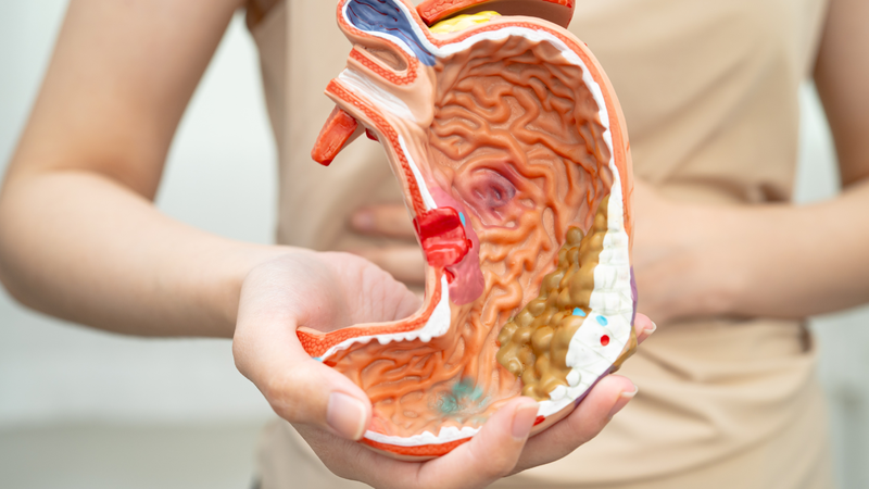 Người có hệ tiêu hóa yếu dễ bị táo bón nếu ăn gạo lứt mà không uống đủ nước