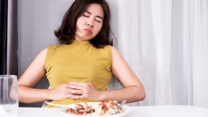 Người bị đầy hơi, khó tiêu nhẹ có thể dùng nước chanh gừng