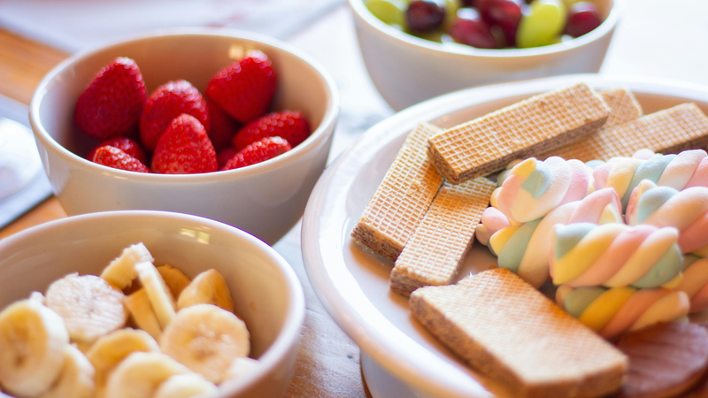 Ăn vặt quá nhiều lần trong ngày sẽ khiến cơ thể tiết insulin liên tục làm cho quá trình đốt cháy mỡ thừa bị cản trở