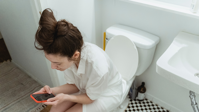 Ngồi quá lâu trong nhà vệ sinh có thể gây kích ứng, khó chịu