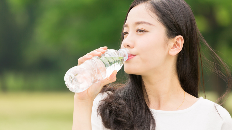 Khi không được bổ sung đủ nước, làn da cũng dễ trở nên khô ráp, thiếu sức sống và giảm độ đàn hồi