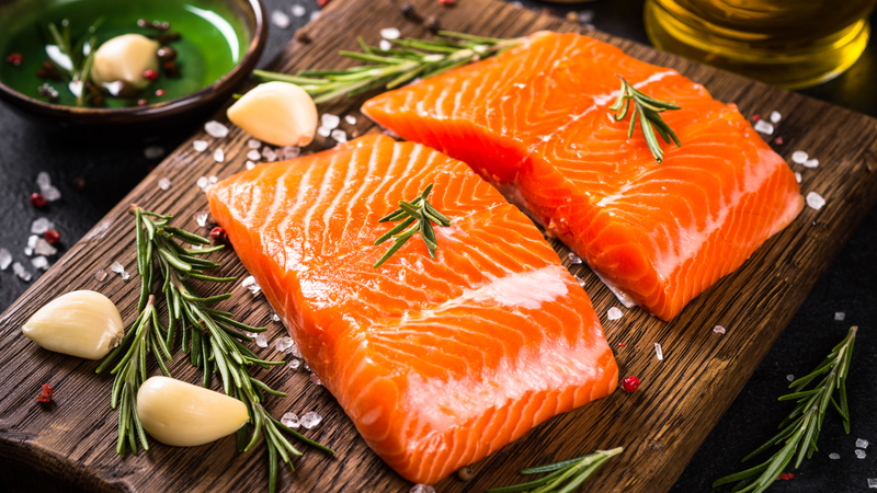Cá hồi là nguồn thực phẩm giàu omega-3, giúp giảm viêm và mỡ nội tạng