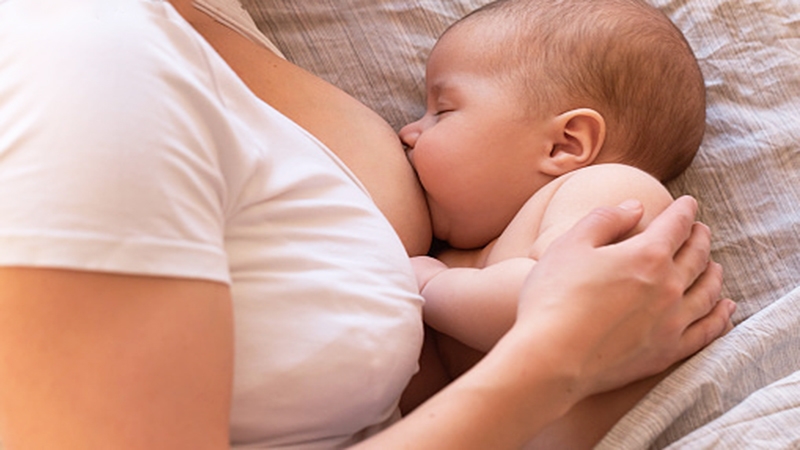 4 tư thế cho con bú đúng cách đơn giản mà hiệu quả 2