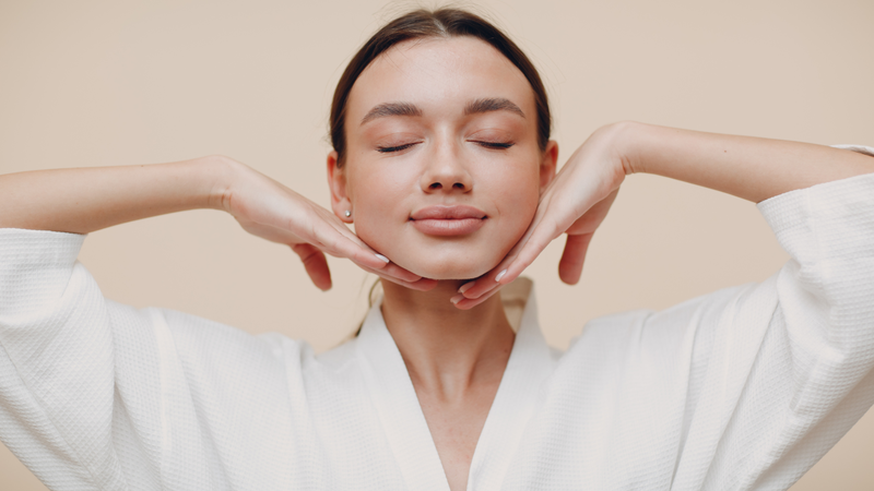 Khi tập yoga mặt, nên thực hiện các động tác nhẹ nhàng