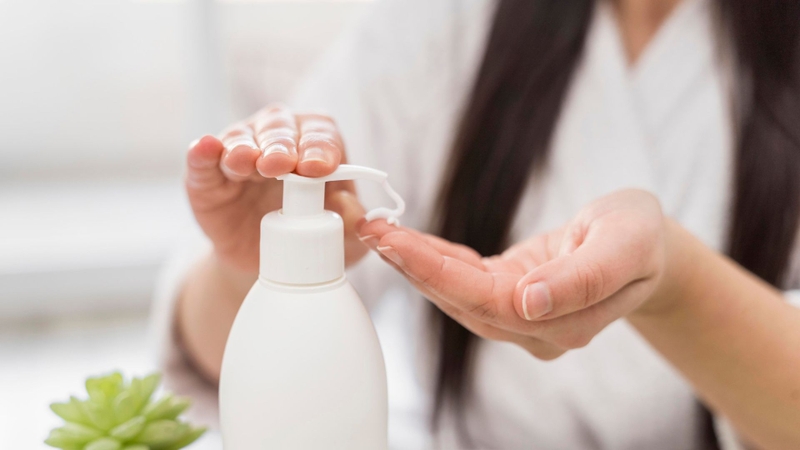 Bạn nên tạo bọt dầu gội trong lòng bàn tay trước khi thoa lên tóc