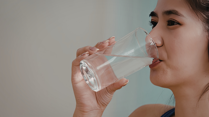 Một trong những thói quen đơn giản nhưng cực kỳ hiệu quả là uống nước vào buổi sáng