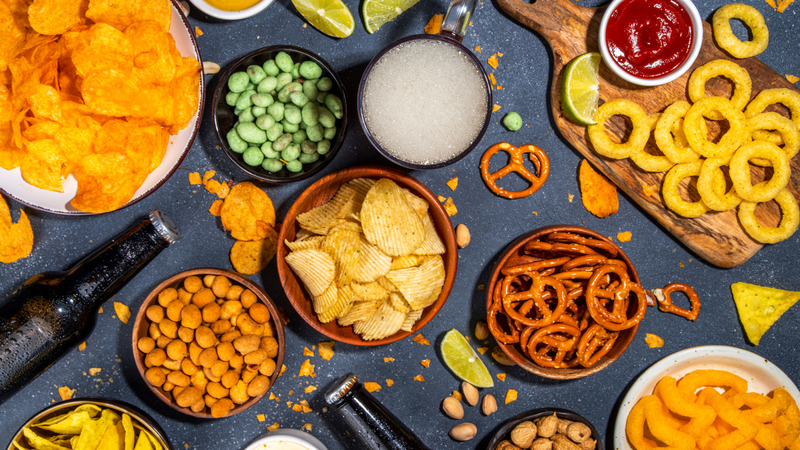 Không nên ăn vặt quá nhiều trước bữa trưa