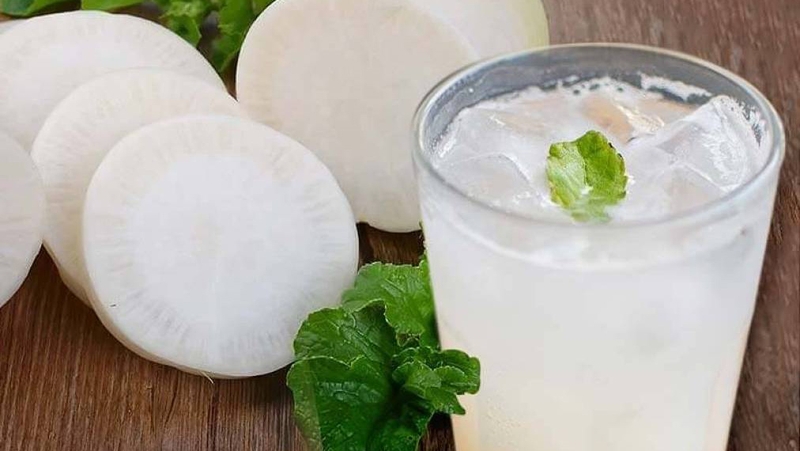 Chữa nhiệt miệng cho bé bằng cách uống hoặc súc miệng với nước củ cải