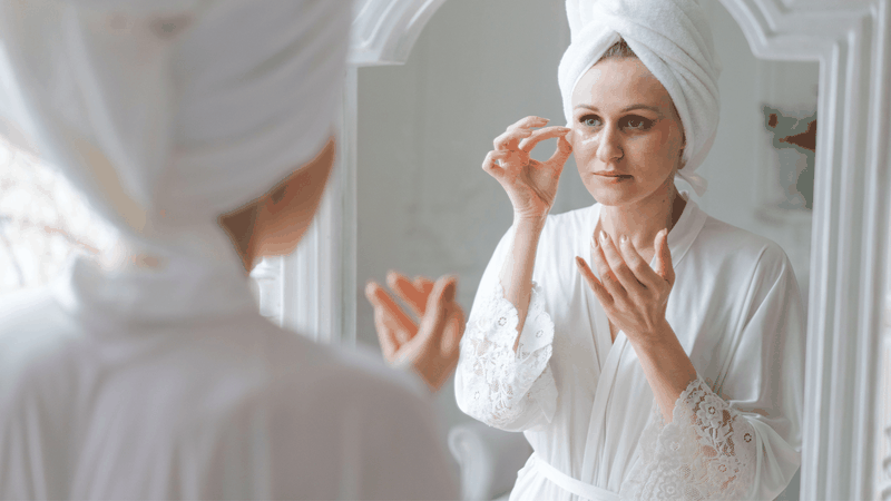 Da quanh mắt thiếu ẩm dễ xỉn màu và làm quầng thâm rõ hơn, vì vậy nên dùng sản phẩm dưỡng mắt chuyên biệt để cấp ẩm và cải thiện vùng da này