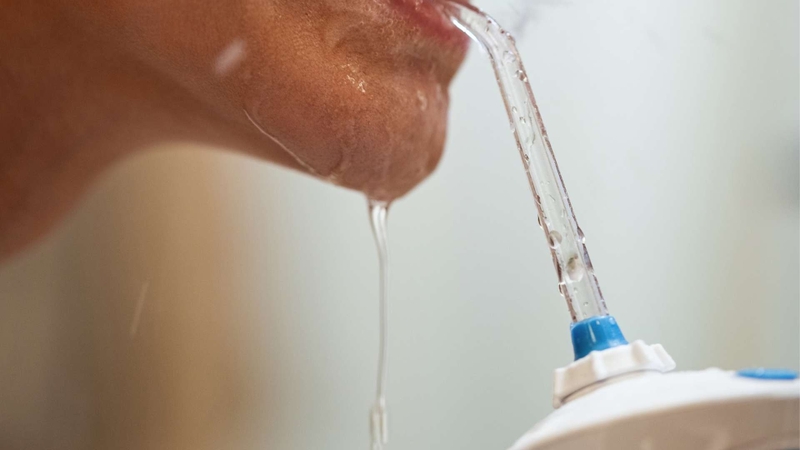 Dùng tăm nước là cách lấy hạt trắng trong họng nhanh chóng