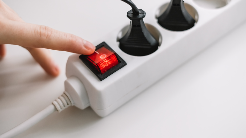 au chùi hoặc sửa thiết bị điện khi vẫn cắm điện là thói quen nguy hiểm, dễ gây tai nạn điện