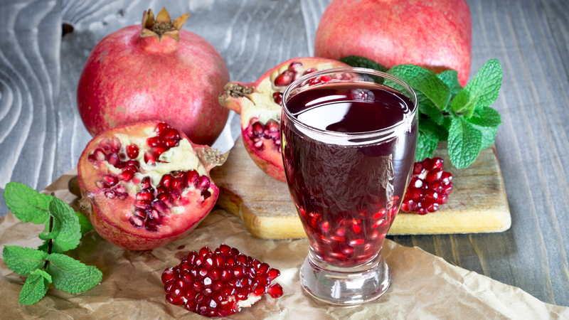 Bổ sung nước ép lựu thường xuyên giúp giảm mệt mỏi và cải thiện triệu chứng thiếu máu