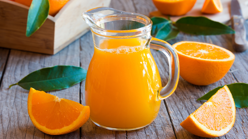 Vitamin C dồi dào trong nước ép cam hỗ trợ cơ thể hấp thụ sắt hiệu quả hơn