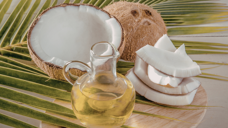 Dầu dừa là một trong những nguyên liệu phổ biến nhất trong chăm sóc tóc