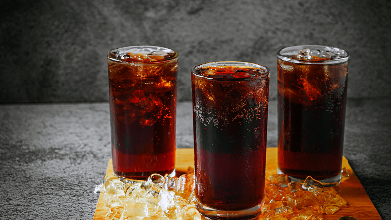 Nước ngọt có gas chứa lượng đường cao và có thể kèm natri, làm ảnh hưởng xấu đến kiểm soát huyết áp