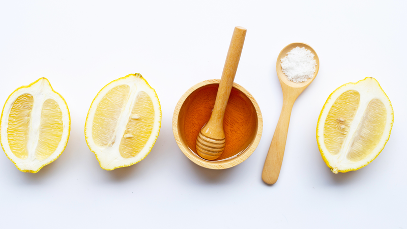 Nước chanh pha mật ong và một nhúm muối có thể giúp cơ thể tỉnh táo