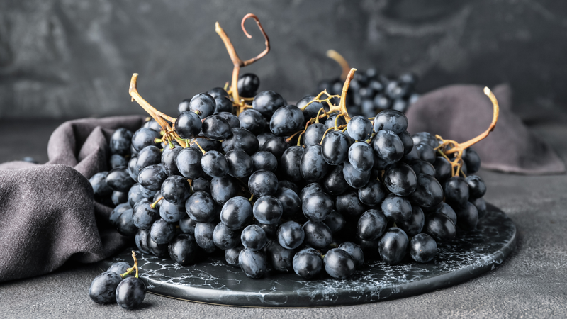 Resveratrol và vitamin E trong nho đen giúp ngăn ngừa tóc bạc sớm