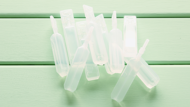 Nước muối sinh lý 0,9% giúp làm sạch miệng, giảm viêm và hỗ trợ quá trình hồi phục niêm mạc của trẻ