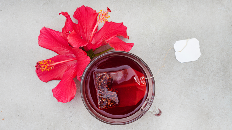 Trà hoa dâm bụt giàu flavonoid và anthocyanin, giúp giảm viêm, cải thiện mỡ máu và huyết áp