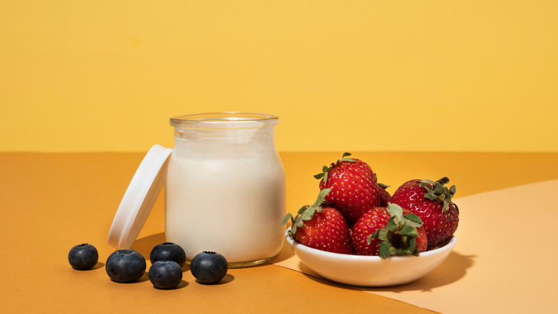 Dâu tây giàu vitamin C, anthocyanin và polyphenol, trong khi sữa chua cung cấp protein và canxi