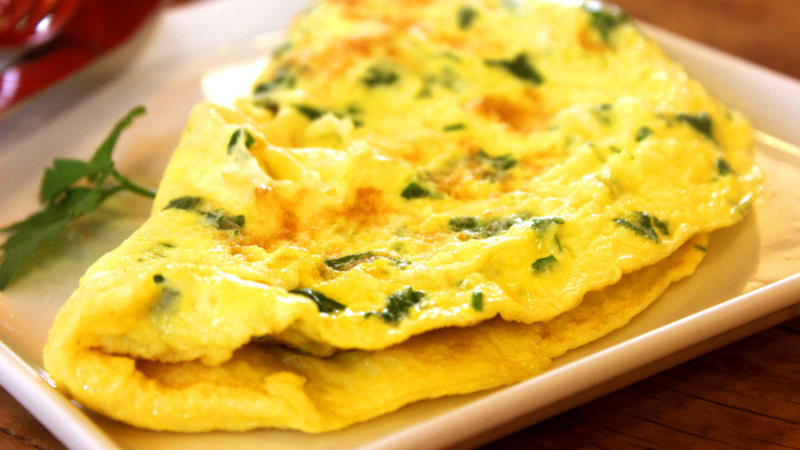 Trứng chiên ngải cứu là món ăn chế biến khá đơn giản