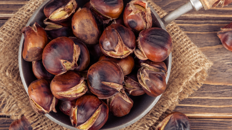 Hạt dẻ nướng là 1 trong 5 món ăn vặt mùa thu ít calo, lý tưởng cho người ăn kiêng