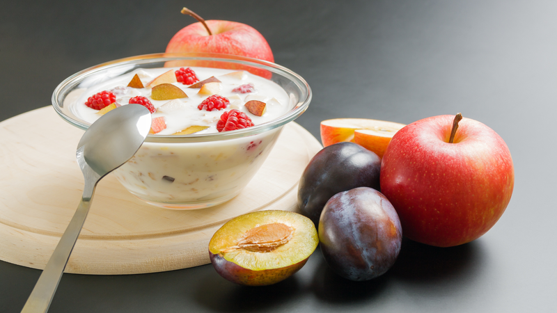 Sữa chua không đường kèm trái cây ít ngọt giúp duy trì sự cân bằng của hệ vi sinh đường ruột, từ đó hỗ trợ tiêu hóa hiệu quả hơn
