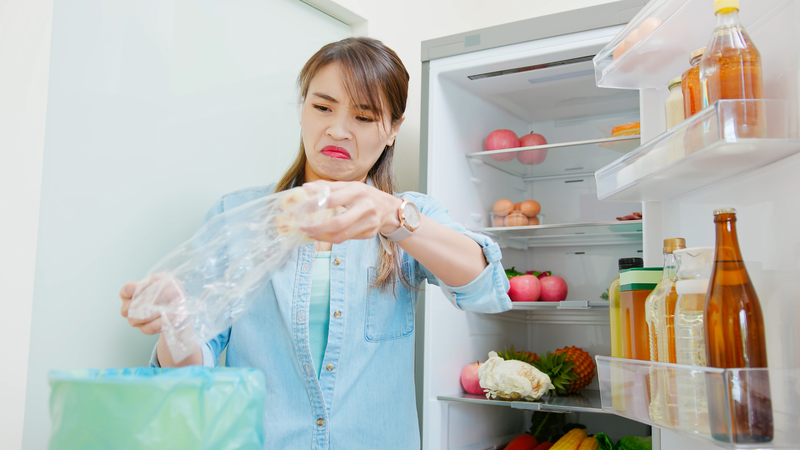 Thực phẩm có mùi ôi, nhớt, nấm mốc hoặc đổi màu nên được loại bỏ