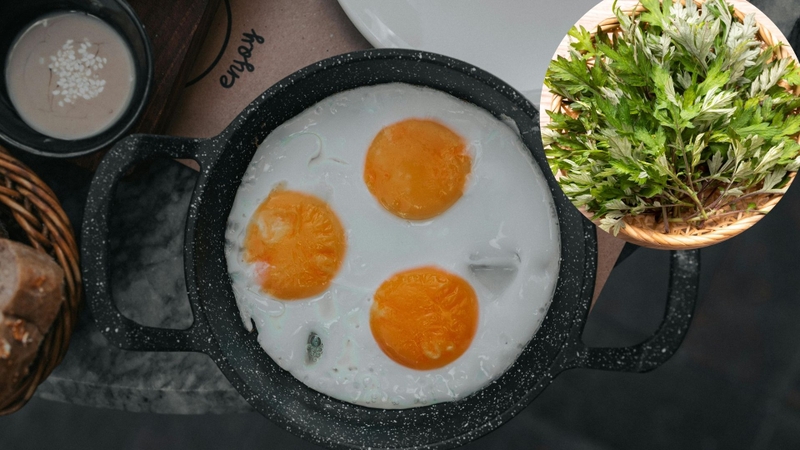 Trứng gà chiên cùng ngải cứu là 1 trong 5 món ngon từ ngải cứu giúp bồi bổ cơ thể mùa lạnh