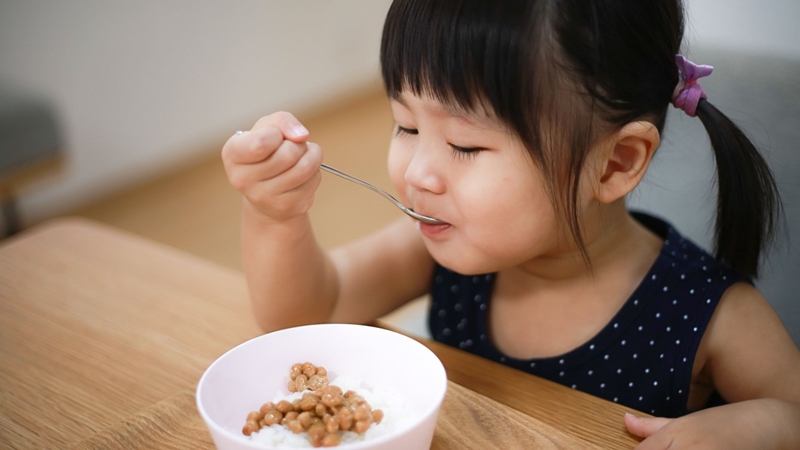 Trẻ nhỏ là nhóm dễ bị thiếu vitamin A do nhu cầu cao và chế độ ăn chưa đa dạng