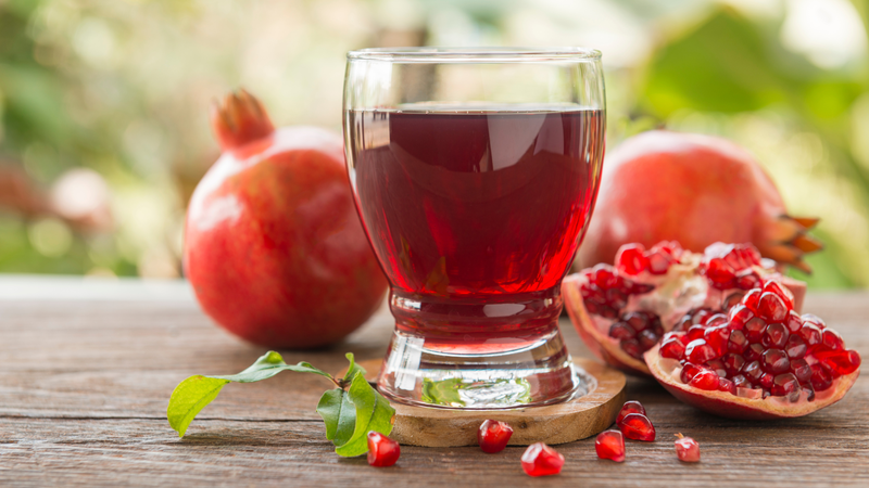 Nước ép lựu có thể làm tăng tác dụng thuốc, dễ gây tụt huyết áp