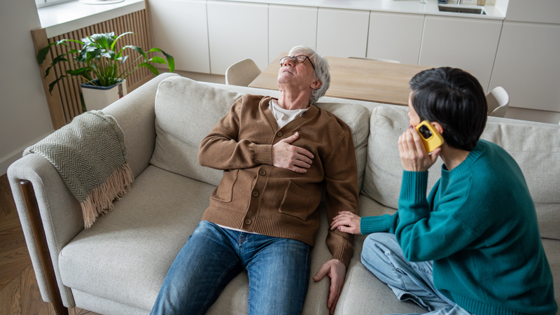 Đặt người bệnh nằm nghiêng và gọi cấp cứu ngay