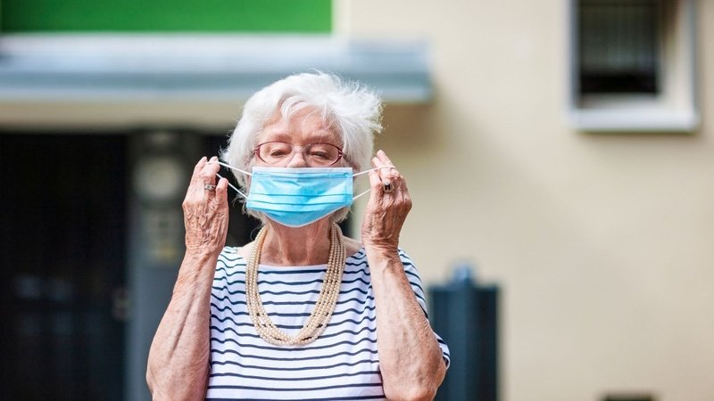 Người lớn tuổi nên đeo khẩu trang khi ra ngoài, đến bệnh viện, siêu thị hoặc các khu vực công cộng