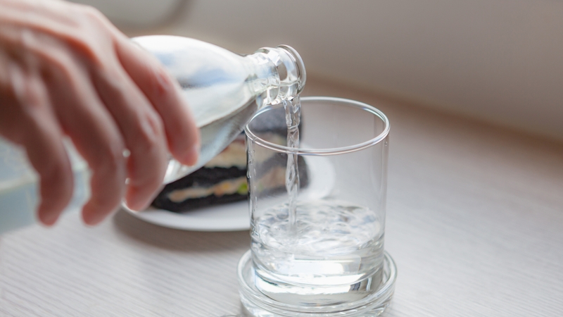 5 sai lầm khi uống nước đang âm thầm huỷ hoại thận 2